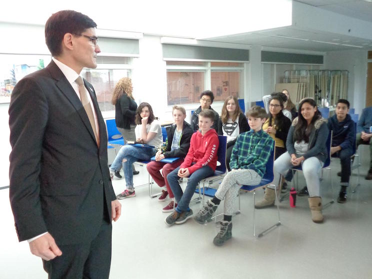 Estudiantes de Escuela Internacional de Helsinki rinden tributo a Rub&eacute;n Dar&iacute;o